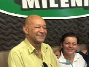 Rádio de ex-deputado muda de apresentador, tentando reverter baixa audiência