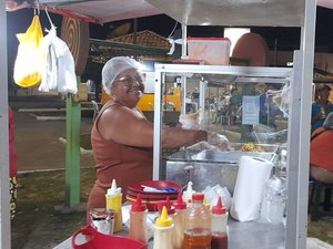 [Vídeo] Cachorro-quente no pão francês continua atraindo clientes há mais de 40 anos em Arapiraca