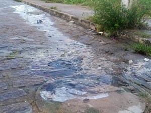 [Vídeos] Vazamentos de esgoto e de água revoltam moradores no Brisa do Lago em Arapiraca