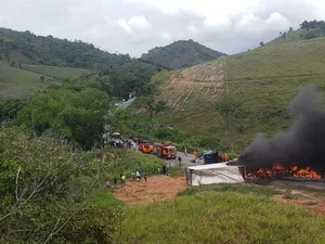 Colisão entre carretas deixa feridos e provoca incêndio em Joaquim Gomes