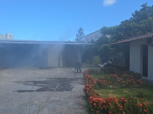 Incêndio atinge distribuidora de medicamentos no bairro da Pitanguinha, em Maceió