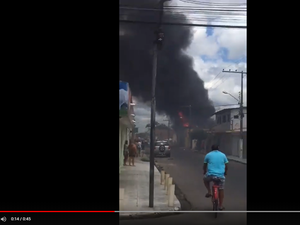 [Vídeo] Galpão que era utilizado para reciclagem pega fogo em Arapiraca
