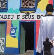 Artesão de Penedo produz maior boneco de carnaval do país