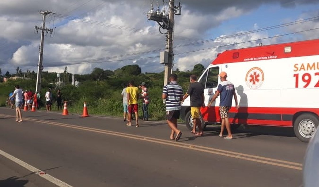 Colisão entre motocicleta e caminhão deixa jovem ferido em Joaquim Gomes