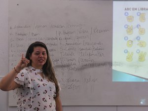 HE do Agreste capacita servidores para qualificar atendimento a deficientes auditivos  