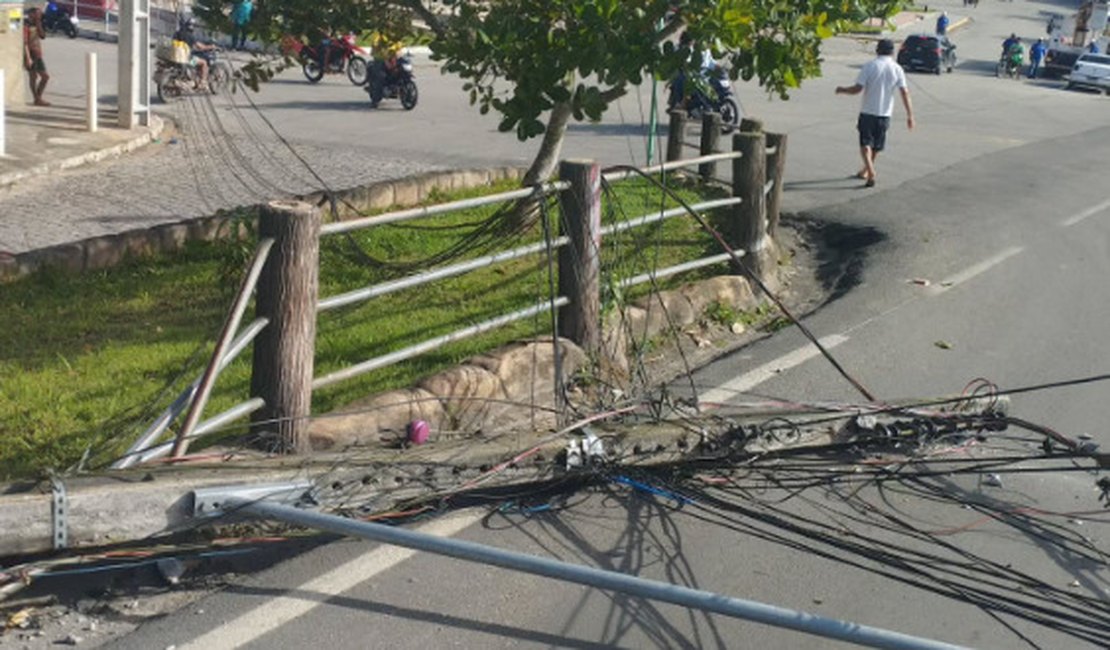 Caminhão derruba poste e interdita trecho da AL-215 em Boca da Mata