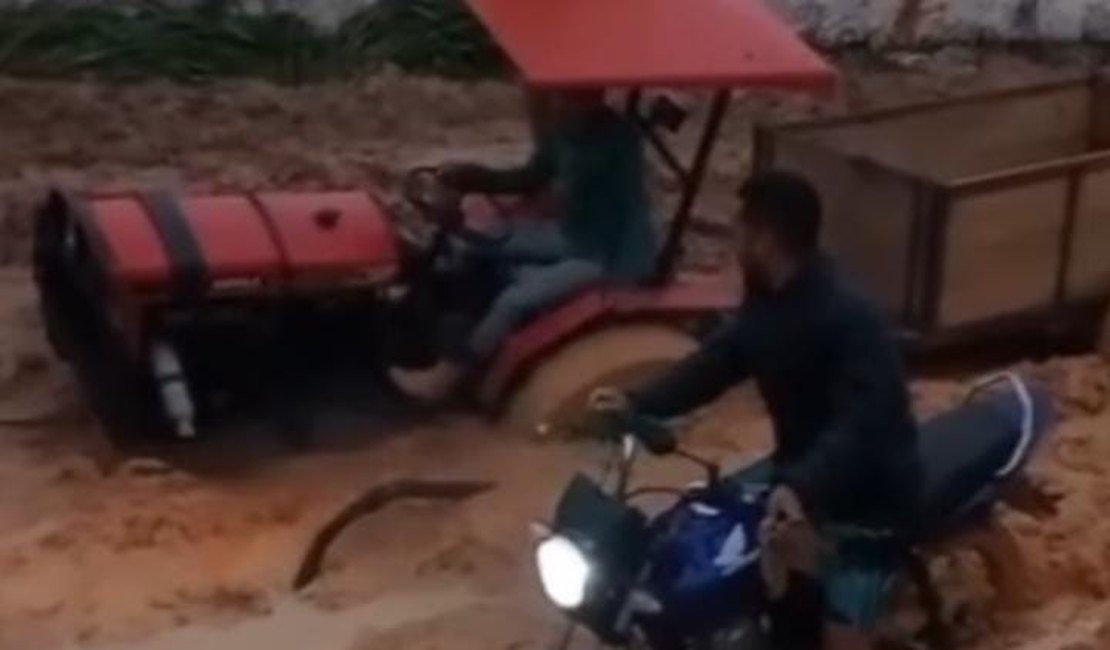 Motocicleta e trator são 'engolidos' pela lama na Zona Rural de Traipu