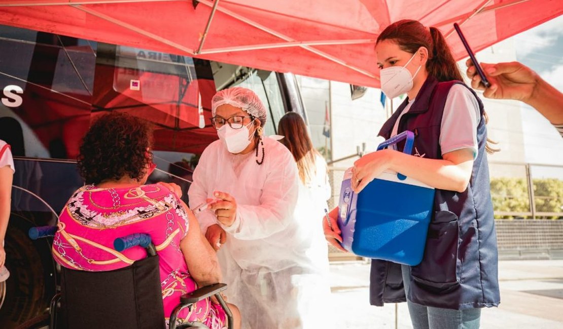 Ônibus da Vacina já vacinou 11.554 pessoas contra a Covid-19 em Maceió