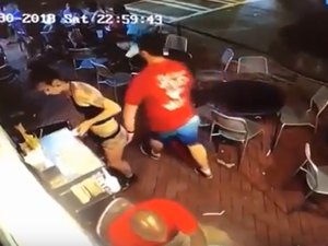 [Vídeo] Após ser apalpada, funcionária revida com golpe e dá lição em cliente