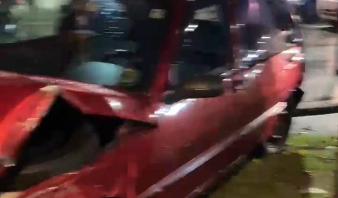 Acidente com cinco carros na Av. Fernandes Lima termina com condutor preso