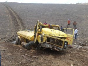 [Vídeo] Caminhoneiro solta direção de veículo e sai de pista para salvar filho