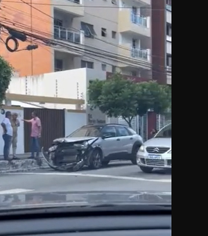 [Vídeo] Colisão joga carro no sentido contrário no bairro da Ponta Verde