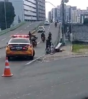 Motociclista e ciclista se envolvem em acidente próximo ao viaduto João Lyra, em Maceió