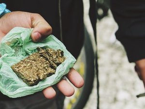 Jovem é preso com maconha e arma no Tabuleiro dos Martins