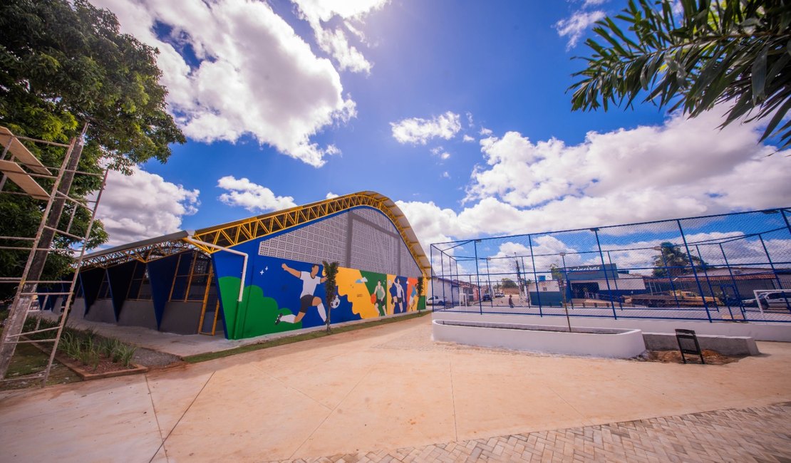 Prefeito de Arapiraca entrega  reforma da praça Paineiras e de ginásio poliesportivo