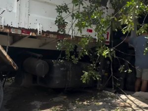 Caminhão desgovernado atravessa BR-104 e atinge barraca de acarajé em frente à Ufal