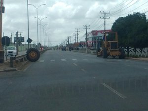 Pneu se desprende de motoniveladora em rodovia estadual de Arapiraca