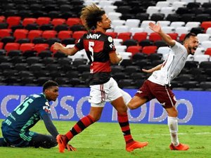 Fluminense vira sobre o Flamengo nos acréscimos em jogo de tempos distintos