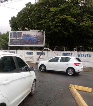 Semáforo quebrado causa transtorno no bairro da Mangabeiras, em Maceió