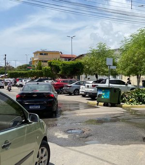 Bueiros retornam água durante maré alta no Centro de Maragogi