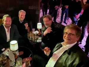 Foto tirada em Londres mostra Paulo Gonet com Vorcaro fumando charuto