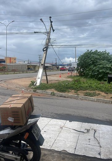 Poste de luz ameaça cair sobre veículos no bairro Jardim Esperança em Arapiraca