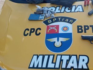 Denúncia leva apreensão de drogas e armas no bairro do Antares