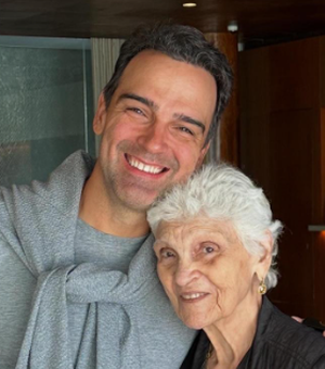 Tadeu Schmidt anuncia morte da mãe aos 92 anos