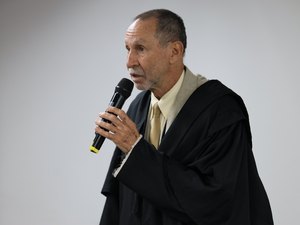 Advogado de serial killer some no meio do júri e interrompe depoimento de réu em Maceió
