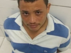 Indivíduo é preso em flagrante com arma de fogo dentro de coletivo 