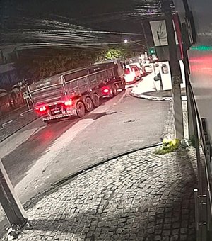Câmera mostra momento em que idosa é atropelada por carreta no bairro do Poço