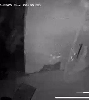 [Vídeo] Homem é baleado dentro de casa no Jacintinho; suspeitos estão foragidos