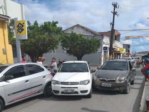 Acidente causa engavetamento no Centro de São Luís do Quitunde