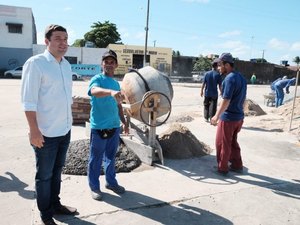 Vice-prefeito vistoria obras de nova praça no Eustáquio Gomes