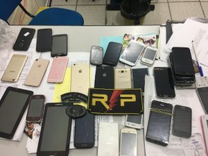 Vítima rastreia celular roubado e polícia encontra mais 25 aparelhos