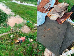 Alagamento na rua Jatobá, em Penedo, é provocado por lixo doméstico