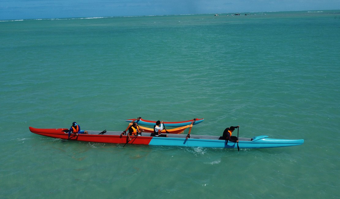 Passeio de canoa havaiana é a nova onda de Maragogi