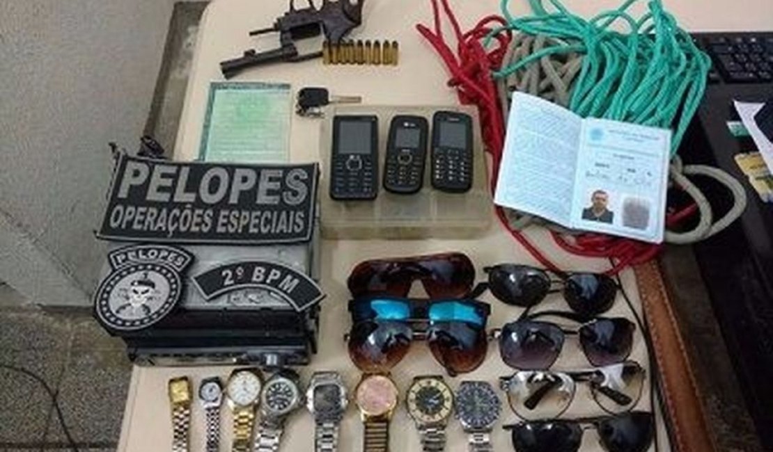 Polícia apreende arma de fogo e recupera veículo roubado