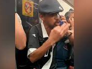 [Vídeo] Homem pede 'ajuda' de passageiros de trem para convencer esposa de que está em vagão