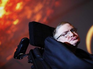 Familiares e amigos se despedem de Hawking neste sábado (31)