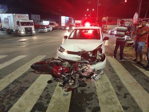 Motorista de carro faz conversão proibida e colide em moto