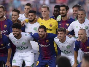 Nova vida: Chape festeja sobreviventes, e Barça cumpre papel em festa no Camp Nou