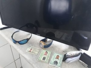 Três pessoas são presas após assalto em residência