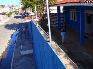 Vídeo mostra mulher deixando galinha preta na porta do escritório de Rodrigo Cunha