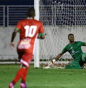 Goleiro Bruno faz estreia, leva gol de pênalti e é aplaudido em Varginha