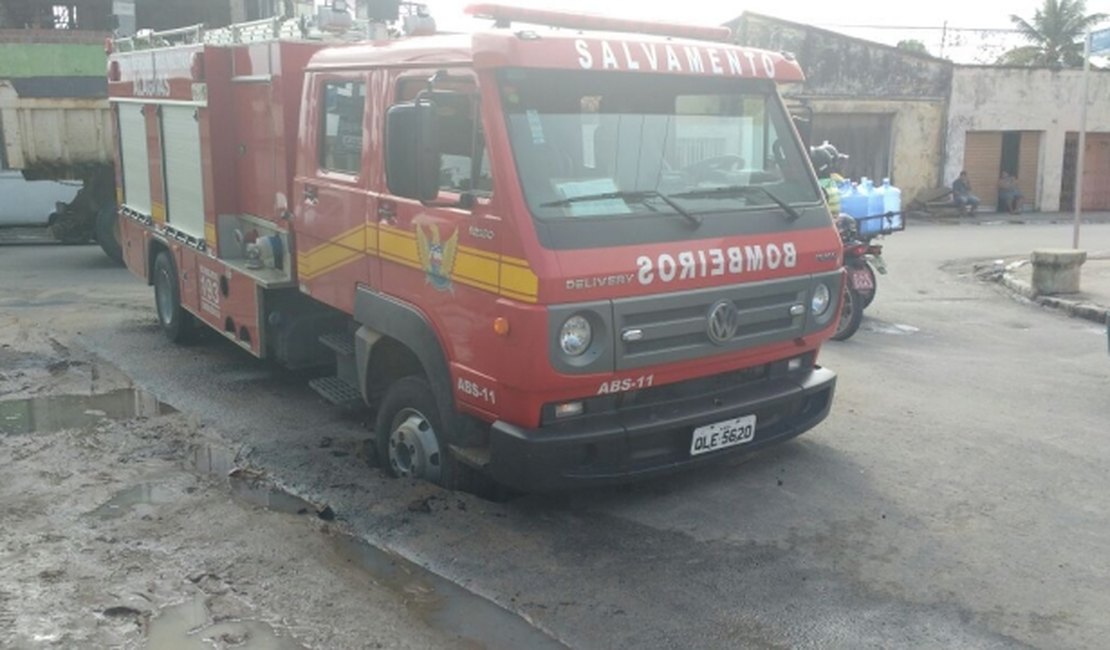 Após cumprir ocorrência, carro do Corpo de Bombeiros 'afunda' no asfalto em Arapiraca