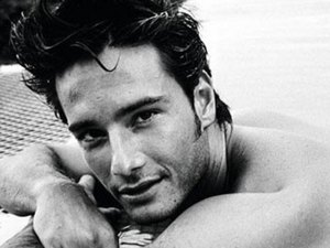 Rodrigo Santoro posta foto antiga, e fãs confessam paixões adolescentes