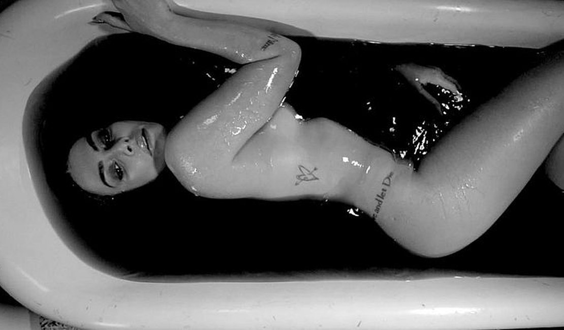 Cleo Pires posa nua em banheira para anunciar novo lançamento