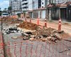 Buracos se abrem no meio da rua e assustam população em Maceió