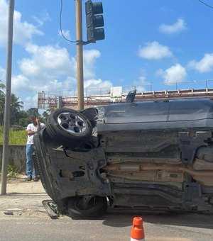 Colisão envolvendo dois veículos causa capotamento, na Via Expressa